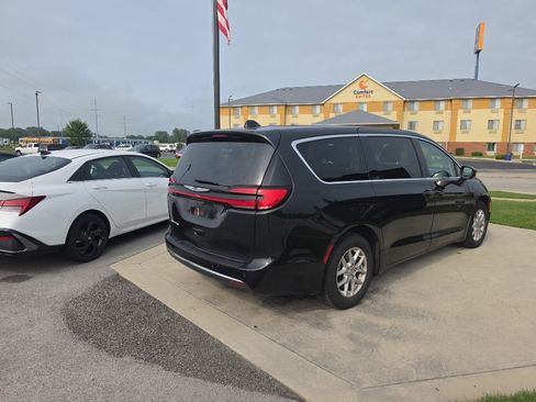 Used 2023 Chrysler Pacifica Touring-L FWD image 5