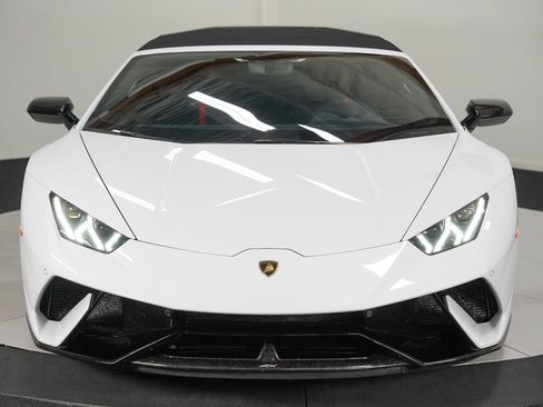 Used 2018 Lamborghini Huracan Performante AWD/4WD image 9