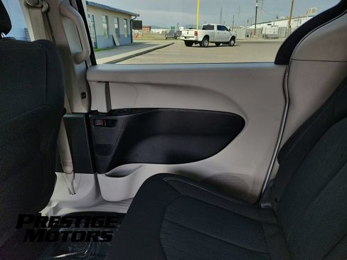 Used 2022 Chrysler Voyager LX FWD image 10