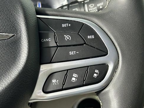 Used 2023 Chrysler Pacifica Touring-L FWD image 29