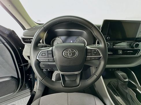 Used 2024 Toyota Highlander LE FWD image 11