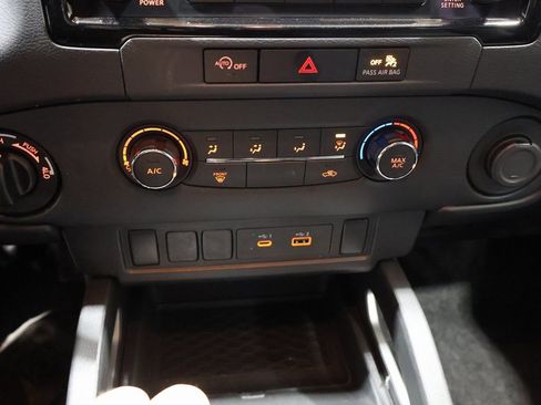 Used 2024 Nissan Frontier SV image 29