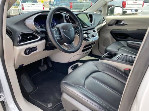 Used 2023 Chrysler Pacifica Touring-L FWD image 26