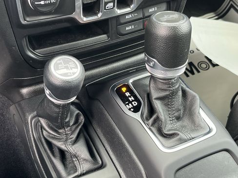 Used 2023 Jeep Wrangler Unlimited w/ Sun & Screen Package image 29