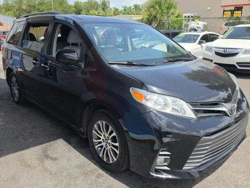 Used 2020 Toyota Sienna XLE FWD image 2