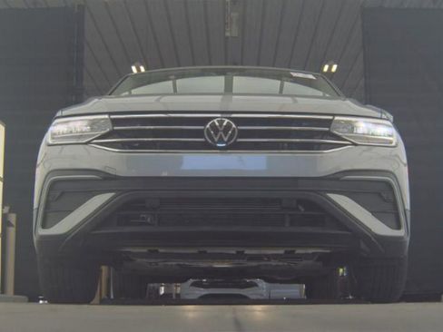 Used 2023 Volkswagen Tiguan SE FWD image 3