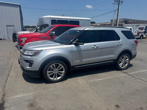 Used 2018 Ford Explorer XLT w/ Equipment Group 202A FWD image 3