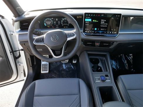 New 2026 Volkswagen Tiguan SE R-Line image 9