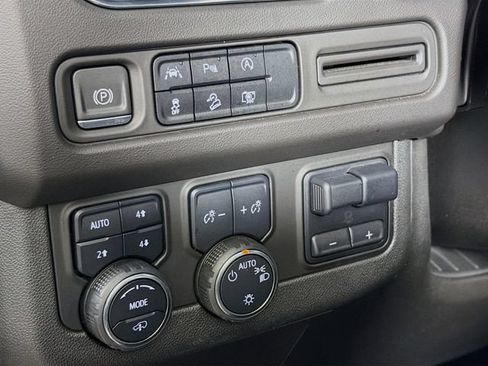 Used 2023 Chevrolet Tahoe Z71 w/ Z71 Off-Road Package AWD/4WD image 15