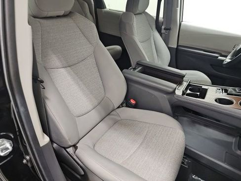 Used 2024 Toyota Sienna LE image 37