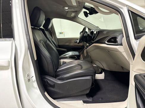 Used 2023 Chrysler Pacifica Touring-L FWD image 21