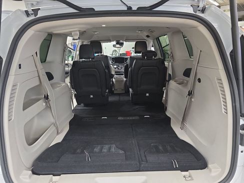 Certified 2023 Chrysler Pacifica Touring-L FWD image 14