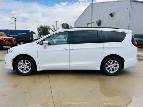 Used 2022 Chrysler Pacifica Touring-L FWD image 36