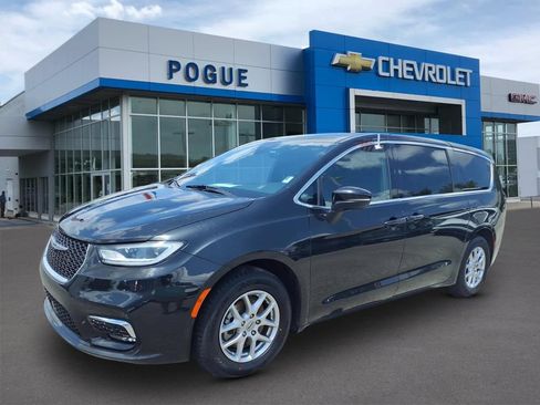 Used 2023 Chrysler Pacifica Touring FWD image 4