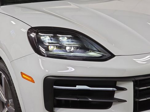 Certified 2025 Porsche Cayenne image 12