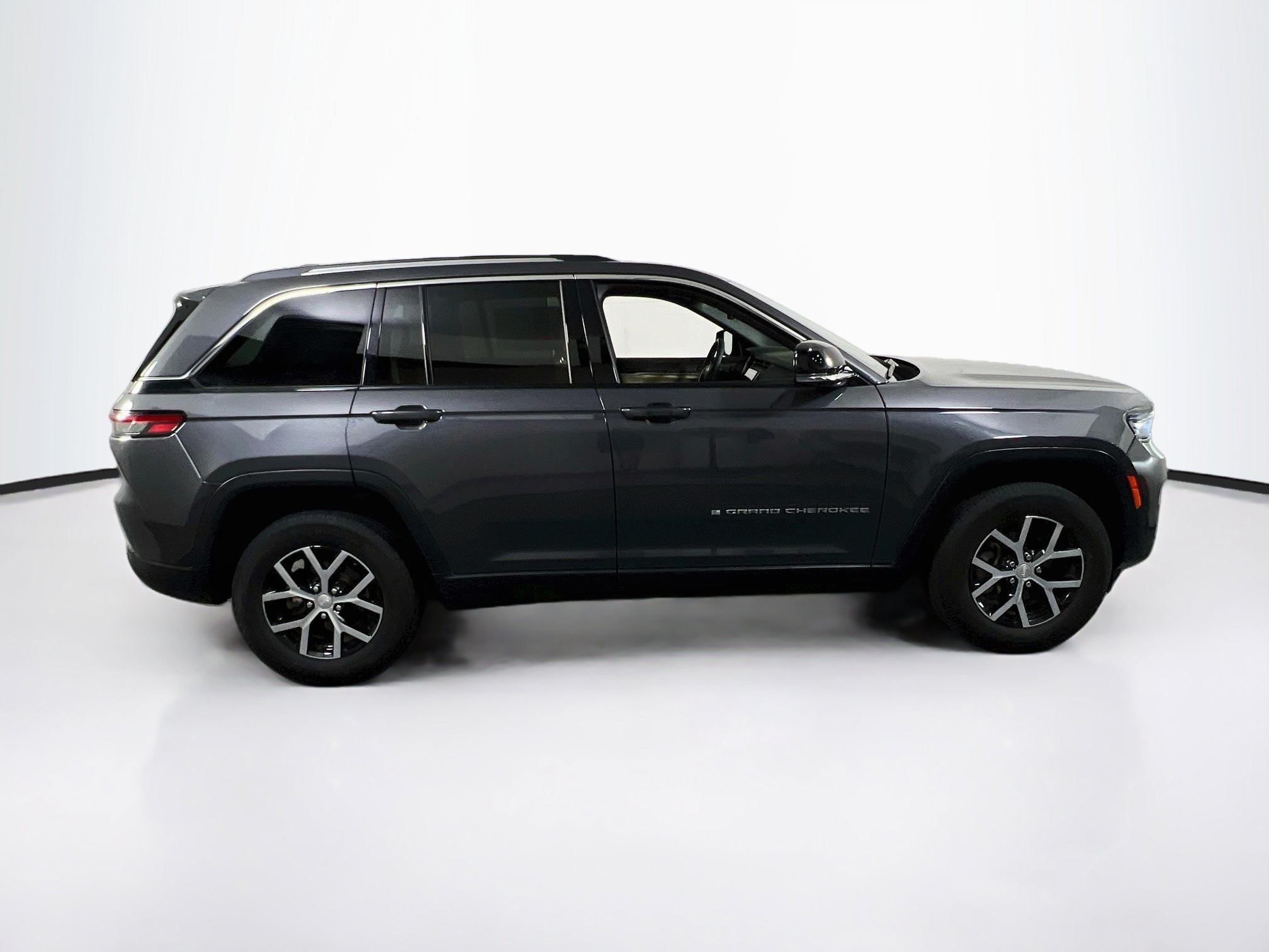 Used 2023 Jeep Grand Cherokee Limited w/ Luxury Tech Group II AWD/4WD image 4