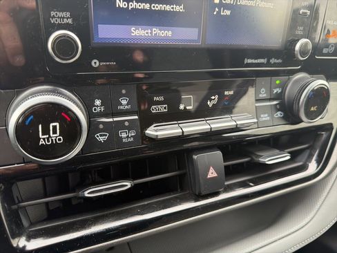 Used 2021 Toyota Highlander LE image 33