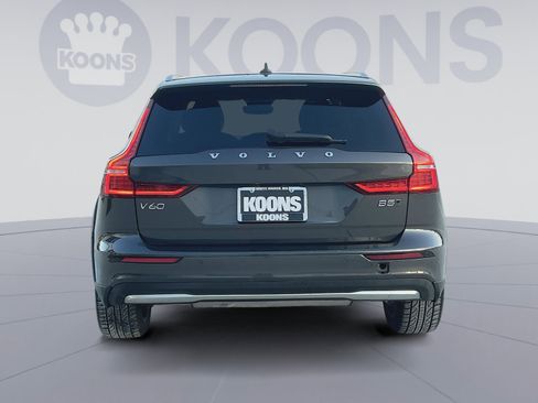 Used 2025 Volvo V60 B5 Cross Country Plus image 5