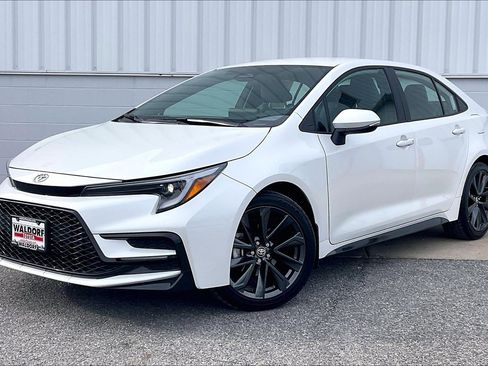 Used 2026 Toyota Corolla SE image 2