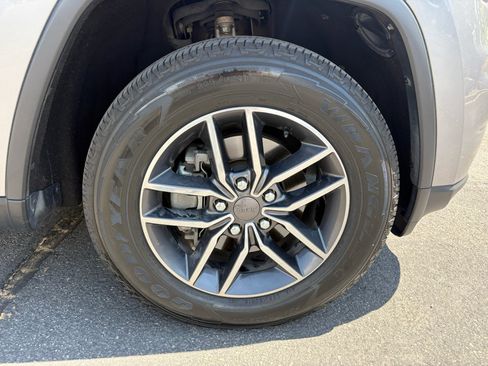 Used 2019 Jeep Grand Cherokee Limited w/ Luxury Group II AWD/4WD image 3