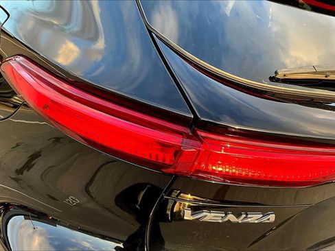 Used 2021 Toyota Venza XLE w/ Carpet Mat Package (TMS) image 26