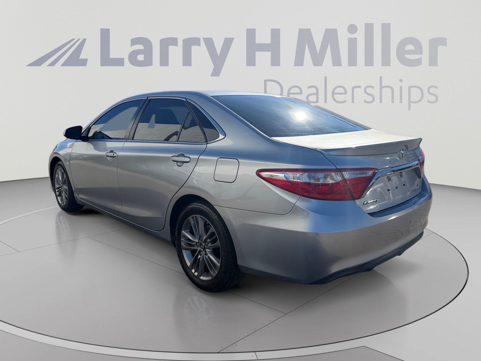 Used 2017 Toyota Camry SE FWD image 3