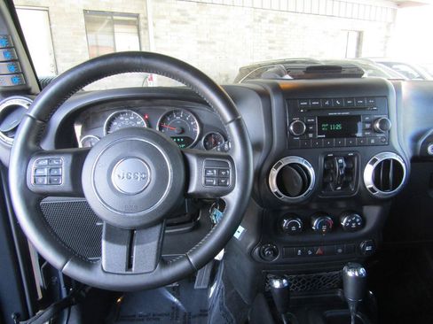 Used 2017 Jeep Wrangler Unlimited Sahara w/ Max Tow Package AWD/4WD image 16