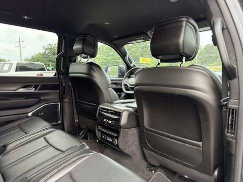 Used 2024 Jeep Wagoneer L Series II w/ Flexible Seating Group AWD/4WD image 19