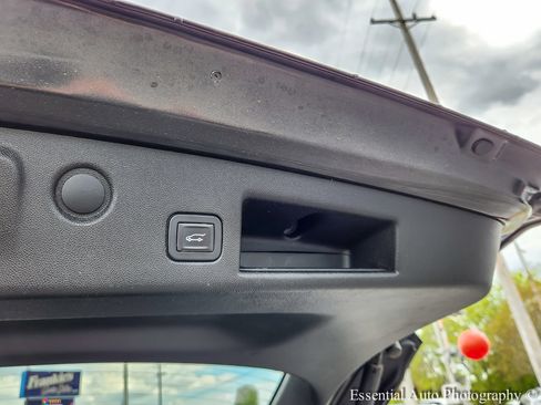 Used 2018 Chevrolet Equinox Premier FWD image 29