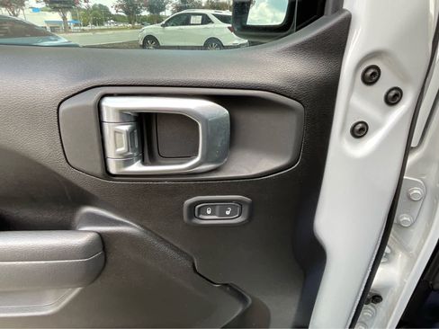 Used 2025 Jeep Gladiator Sport AWD/4WD image 15