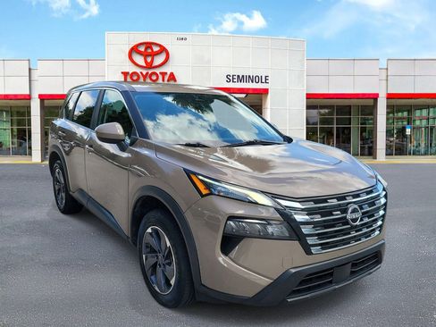 Used 2025 Nissan Rogue SV FWD image 2