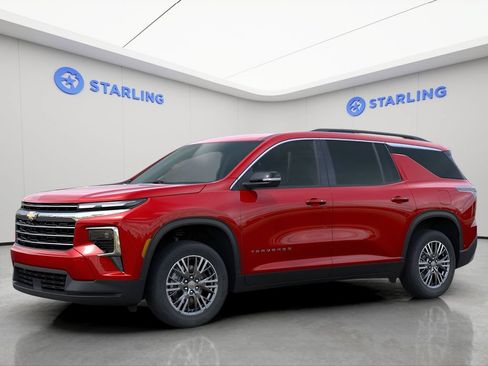 Used 2025 Chevrolet Traverse LT FWD image 2