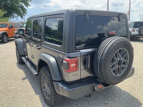 Used 2025 Jeep Wrangler Unlimited Sport AWD/4WD image 8