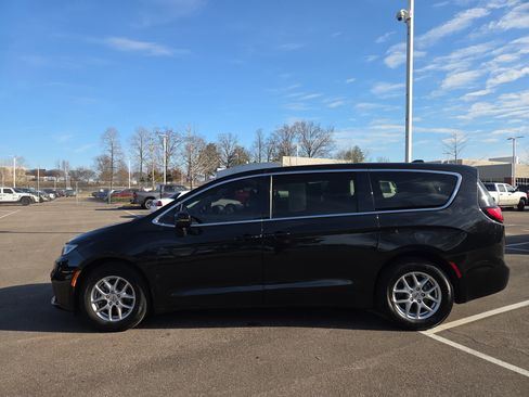 Certified 2023 Chrysler Pacifica Touring-L FWD image 2