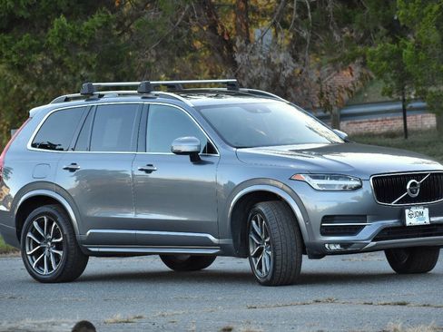 Used 2017 Volvo XC90 T6 Momentum w/ Vision Package AWD/4WD image 4