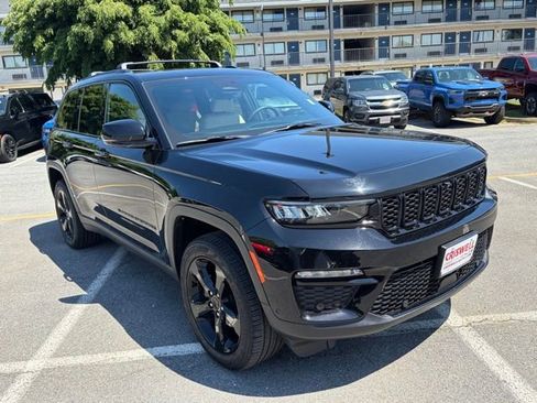 Used 2025 Jeep Grand Cherokee Limited w/ Luxury Tech Group II AWD/4WD image 2