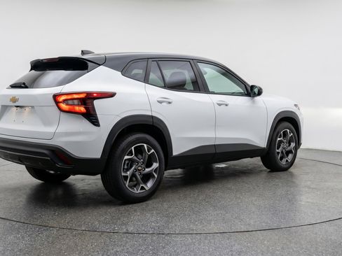 Used 2025 Chevrolet Trax LT FWD image 9