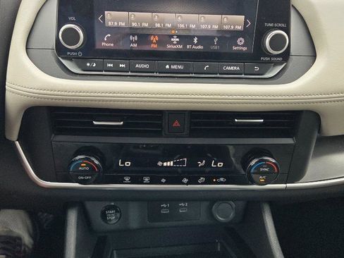 Used 2025 Nissan Rogue SV AWD/4WD image 16
