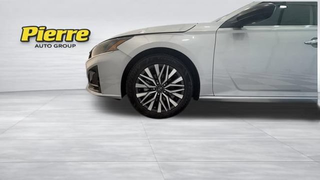 Used 2025 Nissan Altima 2.5 SV FWD image 9