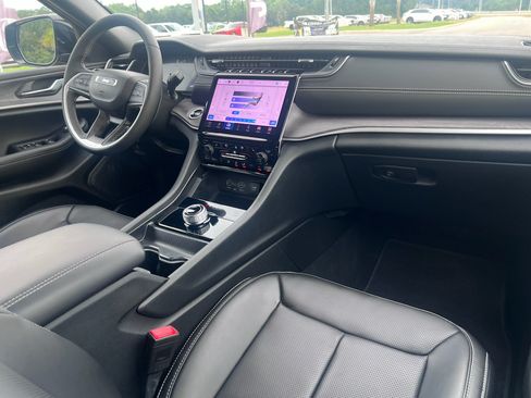 Certified 2025 Jeep Grand Cherokee Limited w/ Luxury Tech Group II RWD image 15