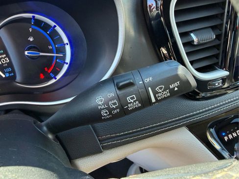 Used 2023 Chrysler Pacifica Touring-L FWD image 30