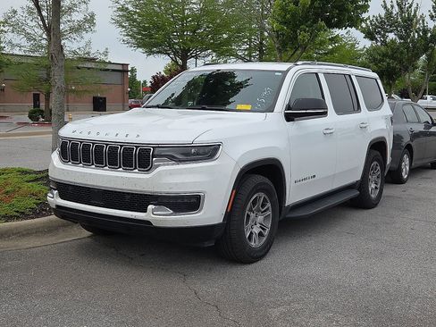 Used 2023 Jeep Wagoneer 4WD image 2