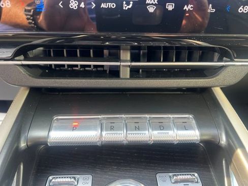 Used 2025 Lincoln Nautilus Reserve AWD/4WD image 32