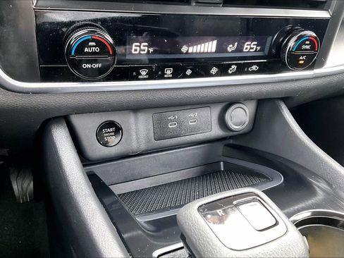 Used 2025 Nissan Rogue SV image 15