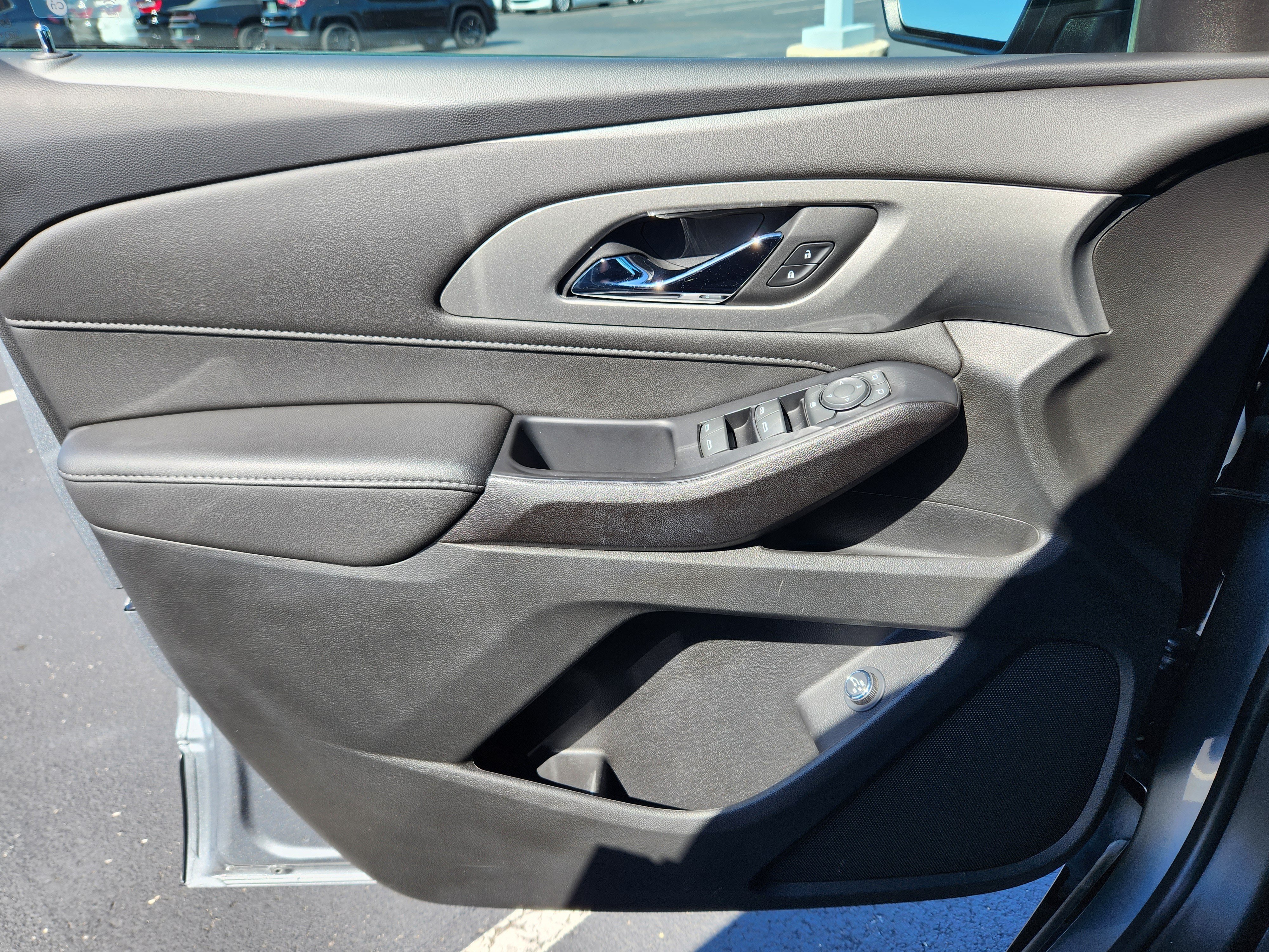 Used 2023 Chevrolet Traverse LT FWD image 24
