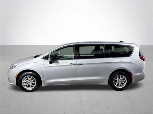 Used 2024 Chrysler Pacifica Touring-L image 9