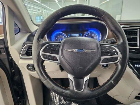 Used 2017 Chrysler Pacifica Touring-L FWD image 10