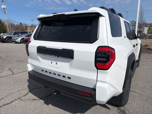 New 2026 Toyota 4Runner SR5 AWD/4WD image 3