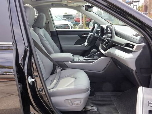Used 2024 Toyota Highlander XLE AWD/4WD image 9