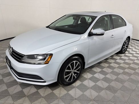 Used 2017 Volkswagen Jetta SE image 9